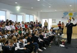 Dorohoi : [FOTO] Acţiune de informare preventivă a I.S.U. Botoşani la Şcoala Cornerstone