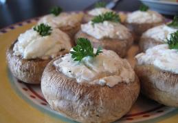 Ciuperci umplute cu brânză de vaci