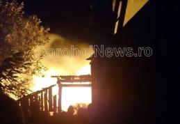 Incendiu violent marți seară la o anexă gospodărească din Dersca - FOTO