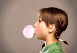 Atenție, guma de mestecat poate provoca migrene