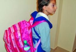 Atenție părinți! Printr-un test simplu puteți verifica dacă ghiozdanul copilului este prea greu
