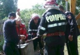 Femeie căzută într-o fântână, salvată de pompieri