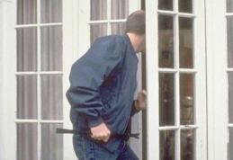 Minori bănuiţi de comiterea mai multor furturi din locuinţă