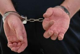 Tânăr bănuit de comiterea mai multor furturi, identificat şi reţinut de poliţişti