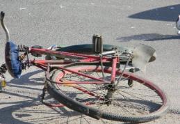 Bărbat accidentat de un autoturism în timp ce se deplasa neregulamentar cu o bicicletă
