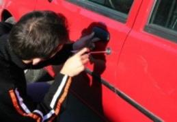 Patru tineri reținuți de jandarmi după ce au sustras sculele din două mașini