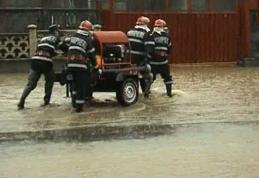 Pompierii dorohoieni în alertă! 15 apeluri în mai puțin de o oră după fenomenele meteo periculoase produse la Dorohoi