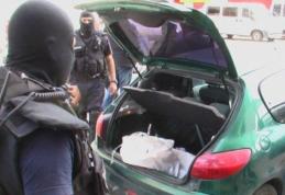 Țigări de contrabandă, identificate de polițiști într-un autoturism parcat în municipiul Botoșani