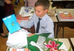 Peste 1500 de pachete cu surprize pentru elevii de clasa I din județul Botoșani, pregătite de Carrefour - FOTO