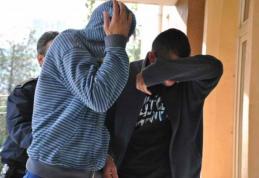Doi tineri bănuiţi de comiterea unei tâlhării, reţinuţi de către poliţişti