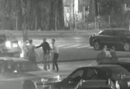 Un bărbat din Botoşani a fost bătut cu sălbăticie în stradă de mai mulţi indivizi