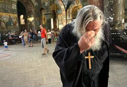 Te închini când treci pe lângă o biserică? Află dacă faci bine semnul crucii