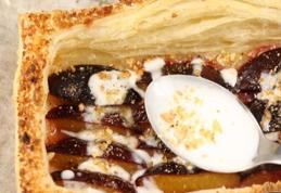 Tarte cu prune şi sos de smântână