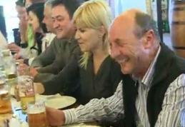 Traian Băsescu, la terasă cu Elena Udrea după mitingul electoral