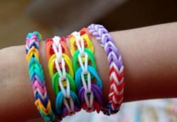 Scandalul elasticelor colorate din care se împletesc brățări. Vezi diferența între cele originale și falsurile toxice