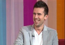 Un cântăreț de la noi a sărutat o asistentă TV, în direct