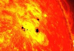 Cea mai mare pată solară din ultimii 24 de ani, vizibilă cu ochiul liber pe suprafaţa Soarelui