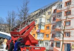 Lupta cu ţurţurii : Pericolul de la marginea acoperişului