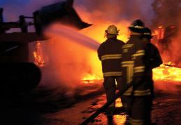 Locuinţă distrusă parţial într-un incendiu