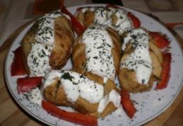 Cartofi copți cu brânză și sos de iaurt