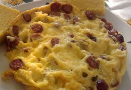 Omletă cu cârnați și brânză de burduf
