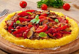 Pizza din mămăligă cu legume călite
