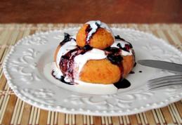 Papanași cu smântână și dulceață