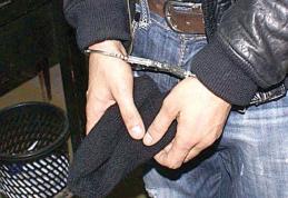 Doi tineri depistaţi în flagrant, în timp ce sustrăgeau bunuri dintr-un autoturism