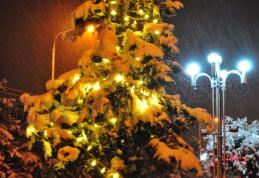 Dorohoiul se pregătește de sărbători, s-au aprins luminile pe străzile municipiului - FOTO