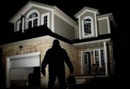 Surprins de jandarmi în momentul în care încerca să sustragă diferite bunuri dintr-o locuinţă 