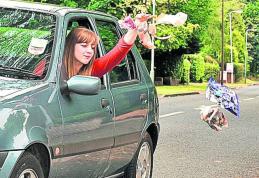 Atenţie, şoferi! Aruncarea gunoiului pe geam aduce amendă de până la 2500 de lei 