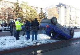 Accident spectaculos pe Calea Națională din Botoșani. O mașină s-a răsturnat pe scuar - FOTO