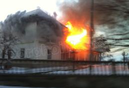 Un conac boieresc din Zvoriștea s-a transformat duminică seară în cenușă – FOTO