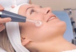 E sau nu bine sa mergi la salon pentru a-ti ingriji fata?