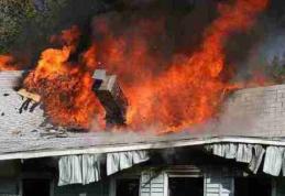 Locuinţă aprinsă de un coş de fum deteriorat