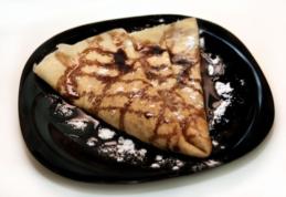 Clătite cu unt umplute cu finetti și banane