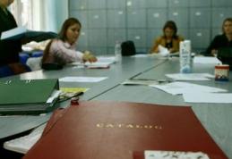 Secretare şi contabili de şcoli, plătiţi cu salarii de 7.000 de lei
