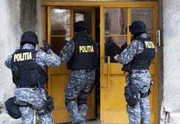 Patru mandate de percheziții domiciliare la persoane bănuite de contrabandă cu ţigări
