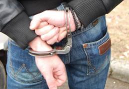 Bărbat devenit agresiv, imobilizat prin încătușare după ce a fost depistat transportând ţigări de contrabandă