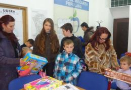 Daruri oferite copiilor de către membrii Partidulului Mișcarea Populară filiala Botoșani - FOTO