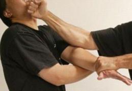 Tineri cercetaţi penal, după provocarea unui scandal într-un bar  