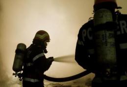 Incendiu puternic în a treia zi de Crăciun la Dumbrăvița. Două persoane au necesitat ingrijiri medicale