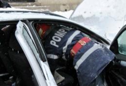 Maşină distrusă parţial într-un incendiu