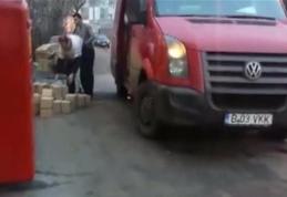 Imagini scandaloase: Cum descarcă coletele angajaţii Poştei Române - VIDEO