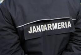 Doi bărbaţi amendați de jandarmi după ce s-au agresat reciproc în faţa unei benzinării