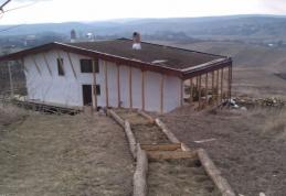Inedit! Un tânăr din satul Ghilea de lângă Dorohoi, a ridicat o locuinţă bio, ajutat de arhitecţi francezi