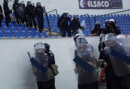 Activitate practică a jandarmilor botoșăneni pe Stadionul municipal, având ca temă modul de acţiune pentru restabilirea ordinii şi liniştii publice