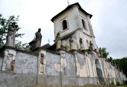 Biserica de la Hilişeu Crişan unică în lume - jumătate ortodoxă, jumătate catolică