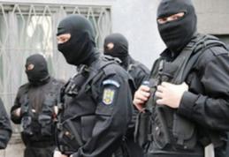 Percheziţii la persoane bănuite de comerţ cu produse contrafăcute