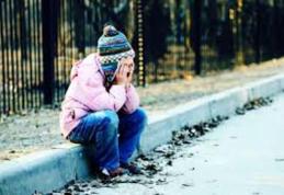 Fetiță în vârstă de 2 ani găsită de un echipaj de jandarmi rătăcind singură pe străzi, la 1,5 km de casă